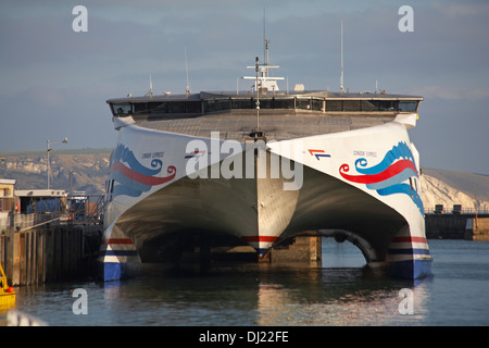 Condor Express Katamaranfähre in Weymouth, Dorset, Großbritannien im November Stockfoto