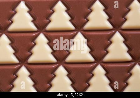 Cadbury Dairy Milk Winter Wonderland Baum-förmigen Milch & weiße Schokolade Stockfoto