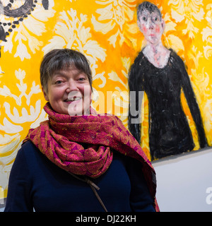 Künstler SIANI RHYS JAMES am Eröffnungsabend die Rivalität der Blumen, eine Ausstellung ihrer Gemälde, Aberystwyth Arts Centre Stockfoto