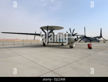 Ein US-Marine e-2 Hawkeye sitzt neben einem U. S. Marine Corps MV-22 Osprey während 2013 Dubai Airshow in der Dubai World Central Getraenke Stockfoto