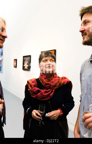 Künstler SIANI RHYS JAMES am Eröffnungsabend die Rivalität der Blumen, eine Ausstellung ihrer Gemälde, Stockfoto