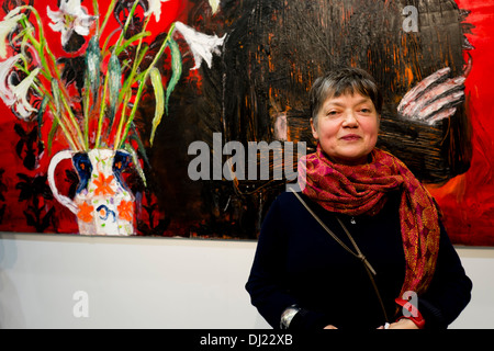 Künstler SIANI RHYS JAMES am Eröffnungsabend die Rivalität der Blumen, eine Ausstellung ihrer Gemälde, Aberystwyth Arts Centre Stockfoto