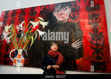 Künstler SIANI RHYS JAMES am Eröffnungsabend die Rivalität der Blumen, eine Ausstellung ihrer Gemälde, Aberystwyth Arts Centre Stockfoto