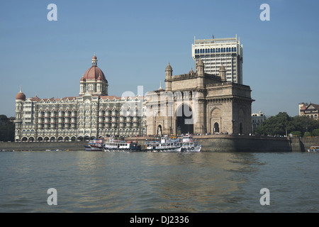 Abbildung der Gateway of India mit den Taj Hotels im Hintergrund, Mumbai. Stockfoto