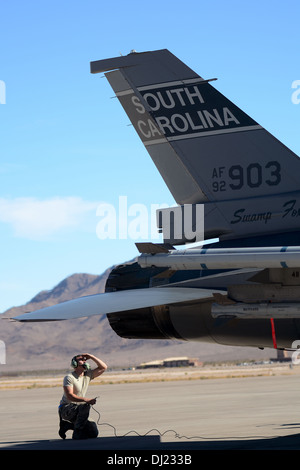 US Air Force Senior Airman David Burkman, Crewchief mit 169. Aircraft Maintenance Squadron auf gemeinsame National Guard Base McEntire in South Carolina Air National Guard, führt Vorflugkontrollen auf einer f-16 Fighting Falcon Kampfjet wird vorbereitet Stockfoto