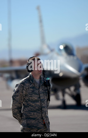 US Air Force Senior Airman Casey Gray, Crewchief mit 169. Aircraft Maintenance Squadron auf gemeinsame National Guard Base McEntire in South Carolina Air National Guard, wartet ein Kampfjet f-16 Fighting Falcon taxi wird vorbereitet und Mengenermittlung Marshallen Stockfoto