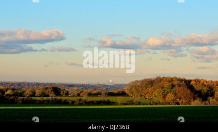 London, UK. 19. November 2013. Der Shard Gebäude in London mit niedrigen Wintertemperaturen Nachmittagssonne reflektieren macht es aussehen wie eine Rakete abheben vom Zentrum von London Credit: Foto von Lindsay Constable/Alamy Live News Stockfoto