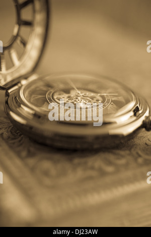 Blurry Nahaufnahme einer antiken Taschenuhr mit warmen Sepia-Tönen. Stockfoto