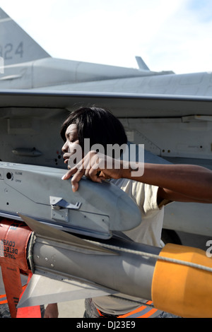 US Air Force Senior Airman Brittany Davis, ein Waffen-Lader mit 169. Aircraft Maintenance Squadron auf gemeinsame National Guard Base McEntire in South Carolina Air National Guard, lädt eine Rakete auf dem Flügel von einem Kampfjet f-16 Fighting Falcon in Ne Stockfoto