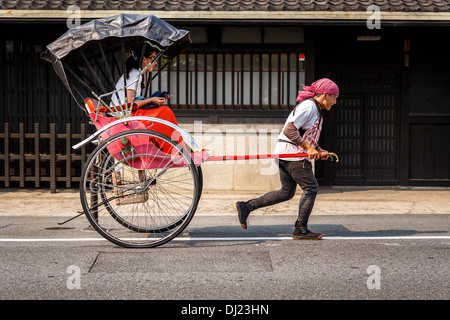 Einen gezogenen Rikscha mit Beifahrer, Arashiyama, Kyoto, Japan Stockfoto