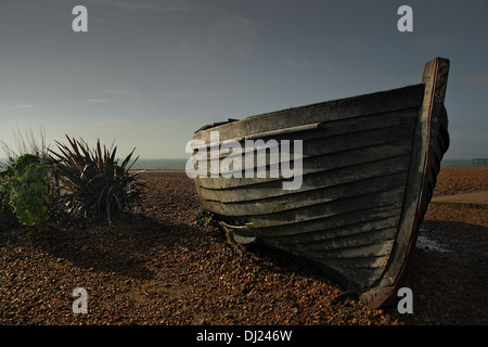 altes Fischerboot gestrandet auf einem Kiesstrand Stockfoto