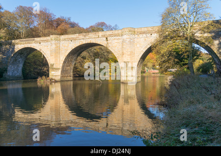 Anbiegen achtzehnten Jahrhundert Stein Bogenbrücke über den Fluss Wear in Durham City, Nord-Ost-England, UK Stockfoto