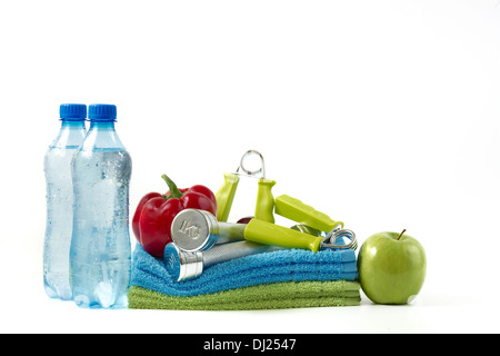 Fitness Hantel mit Gemüse und Früchten auf einem weißen Hintergrund. Stockfoto