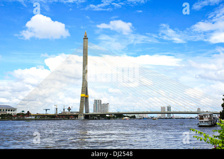 Rama VIII Brücke über den Chao Praya Fluss in Bangkok, Thailand. Stockfoto