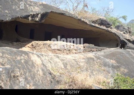 Allgemeine Ansicht von einem Vihara auf dem gegenüberliegenden Hügel mit vielen Zellen. Kanheri Höhlen, Borivali, Mumbai, Maharashtra, Indien Stockfoto