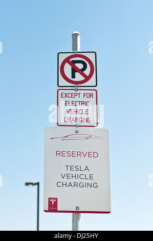 Die Tesla Motors Supercharger Station in Milford, CT auf i-95 N bietet kostenlose Ladestation für Elektrofahrzeuge Teslas. Stockfoto