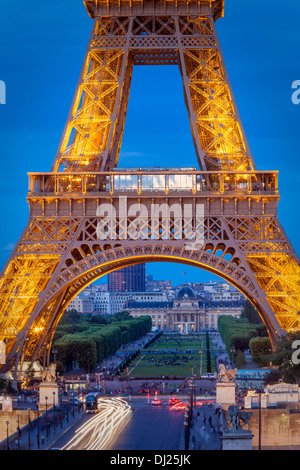 Eiffelturm mit Ecole Militaire über Paris Frankreich Stockfoto