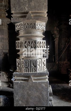 Kopeshwar (Shiva) Tempel, Khidrapur, Maharashtra, Indien. Detail der Zentralwelle eines der Säule in die Mandapa. Stockfoto