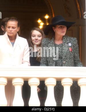 Monte Carlo, Monaco. 19. November 2013. (L-R) Prinzessin Stephanie von Monaco, Prinzessin Alexandra von Hannover und Prinzessin Caroline von Hannover besuchen die Armee Parade als Bestandteil der offiziellen Zeremonien für den Nationalfeiertag Monaco in Monte Carlo, Monaco, 19. November 2013. Foto: Albert Philip van der Werf //dpa/Alamy Live News Stockfoto