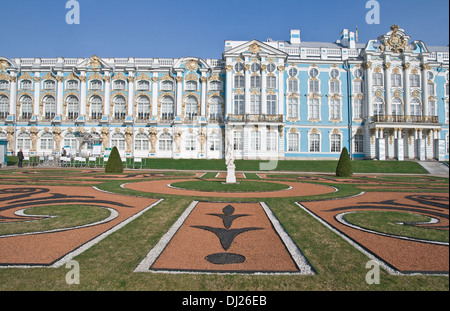 Ekaterina Palast und Blumenbeet im Park von Puschkin, eine berühmte Stadt in der Nähe von St. Petersburg Stockfoto