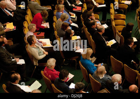 London UK. 19. November 2013. Mitglieder des Klerus hören reden bei der jährlichen Generalsynode als die der Church Of England bereitet sich auf die Debatte darüber, ob Frauen Bischöfe erlauben. Stockfoto