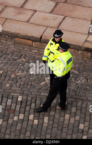 Erhöhten Blick auf zwei Polizisten stehen auf der Straße in Edinburgh. Stockfoto