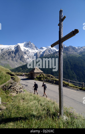 Wanderer & La Meije Peak Ecrins-Nationalpark aus Le Chazelet Oratoire oder Oratorium Hautes-Alpes französische Alpen Frankreich Stockfoto