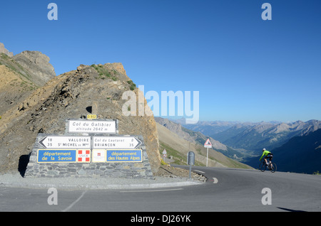 Radfahrer am Col du Galibier Gebirgspass zwischen Savoie & Hautes-Alpes französische Alpen Frankreich Stockfoto