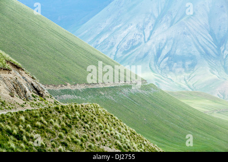 Wunderbare Weg im majestätischen Tien Shan-Gebirge Stockfoto