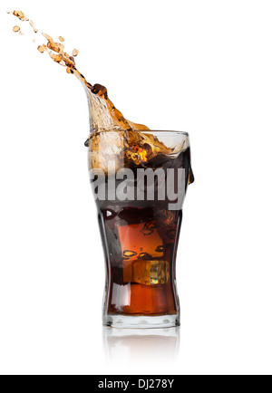 Cola mit Eis im Glas isoliert auf weißem Hintergrund Stockfoto