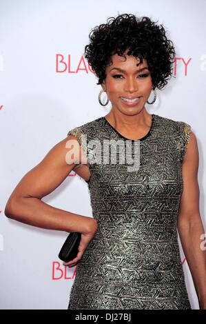 New York, USA. 18. November 2013. Angela Bassett für die schwarzen NATIVITY-Premiere im Apollo Theater in New York ankommen.  (Christopher Childers/EXImages) Bildnachweis: EXImages/Alamy Live-Nachrichten Stockfoto