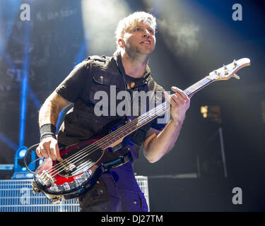 Madison, Wisconsin, USA. 2. Februar 2013. Bassist BRAD WALST von Three Days Grace führt bei Alliant Energy Center in Madison, Wisconsin © Daniel DeSlover/ZUMAPRESS.com/Alamy Live-Nachrichten Stockfoto