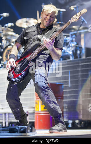 Madison, Wisconsin, USA. 2. Februar 2013. Bassist BRAD WALST von Three Days Grace führt bei Alliant Energy Center in Madison, Wisconsin © Daniel DeSlover/ZUMAPRESS.com/Alamy Live-Nachrichten Stockfoto