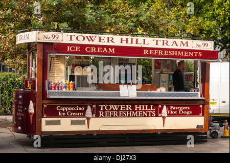 Stadt London Tower Hill mock Straßenbahn Nr. 99 Eis Kreative Erfrischungen Auto Warenkorb kiosk Stall diner Trailer cappuccino Hot Dogs Hamburger Stockfoto