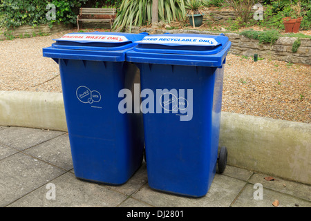 Blaue Wheelie-Behälter Stockfoto