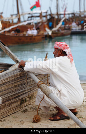 Doha, Katar, 19. November 2013: A arabischen Golf Fischer Werke auf verbindliche ein Ruder im Rahmen einer Demonstration des traditionellen Fähigkeiten des Meeres bei Katara 3. Tradtiional Dhow festliche Credit: Art of Travel/Alamy Live News Stockfoto