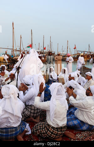 Doha, Katar, 19. November 2013: Eine Qatari folk-Gruppe führt traditionelle Lieder des Landes Fischergemeinde am 3. traditionellen Dhow-Festival, in Katara, vom 19. bis 23. November 2013.  Heute ist Katars Fischereiflotte von asiatischen Expats, anstatt katarische Staatsangehörige besetzt. Bildnachweis: Kunst, Reisen/Alamy Live-Nachrichten Stockfoto