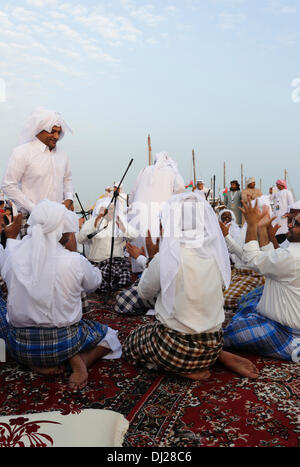 Doha, Katar, 19. November 2013: Eine Qatari folk-Gruppe führt traditionelle Lieder des Landes Fischergemeinde am 3. traditionellen Dhow-Festival, in Katara, vom 19. bis 23. November 2013.  Heute ist Katars Fischereiflotte von asiatischen Expats, anstatt katarische Staatsangehörige besetzt. Bildnachweis: Kunst, Reisen/Alamy Live-Nachrichten Stockfoto