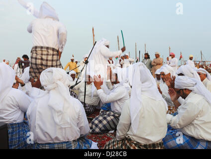 Doha, Katar, 19. November 2013: Eine Qatari folk-Gruppe führt traditionelle Lieder des Landes Fischergemeinde am 3. traditionellen Dhow-Festival, in Katara, vom 19. bis 23. November 2013.  Heute ist Katars Fischereiflotte von asiatischen Expats, anstatt katarische Staatsangehörige besetzt. Bildnachweis: Kunst, Reisen/Alamy Live-Nachrichten Stockfoto