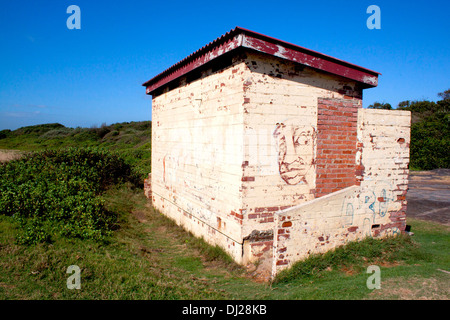 Anfänge der Graffiti an der Wand der Waschung Block am Meer Stockfoto