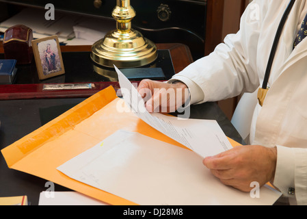 Hand eines Arztes lesen Diagnose Stockfoto