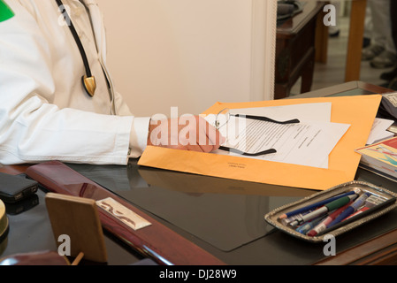 Hand eines Arztes lesen Diagnose Stockfoto