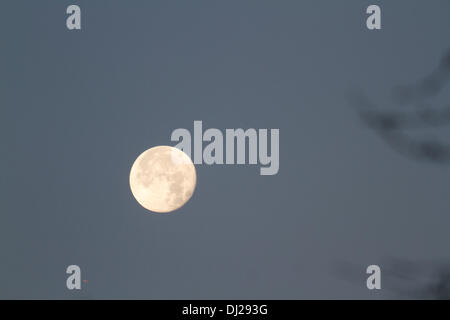 Wimbledon London, UK. 19. November 2013. Der Vollmond erscheint in der Abenddämmerung über Wohnhäuser Credit: Amer Ghazzal/Alamy Live-Nachrichten Stockfoto