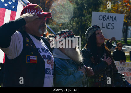 Washington, District Of Columbia, Vereinigte Staaten, USA. 19. November 2013 CHARLES Trachten aus Texas, Vietnam-Veteran, JIM BRAY, Missouri und ANASTASIA JACOBY von 2 Millionen Biker zu DC, Pittsburg, PA. begrüssen Sie die amerikanische Flagge am frühen Morgen in Lafayette Park, über die Withe House. Tea-Party-Gruppen, libertären und andere Rallye in der Nationen-Hauptstadt fordern den Rücktritt von Präsident Obama, House Speaker John Boehner und Senate Majority Leader Harry Reid. Bildnachweis: ZUMA Press, Inc./Alamy Live-Nachrichten Stockfoto