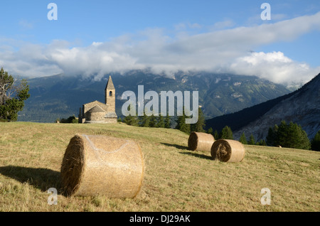 Heuballen vor Eglise St-Pierre Extravache & Vanoise Nationalpark Bramans Haute Maurienne Savoie-Frankreich Stockfoto