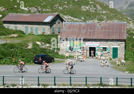 Radfahrer & Straßencafé oder Restaurant am Bergpass Col du Galibier französische Alpen Frankreich Stockfoto