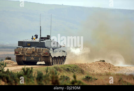 Die neueste Armee Reserven Schuss bei der Reichweiten bei Lulworth, Dorset, Großbritannien. Mitglieder der The Royal Wessex Yeomanry Bemannung Challenger II Panzer und Abschluss ihrer Armee reservieren Training, so dass sie von nun an vorderster Front aktiv Flaschenservice einsatzbereit sind. Der Teil der schnellen Eingreiftruppe zu bilden, obwohl sie sehr viel Teilzeit zivile sind Soldaten. 18. November 2013 Bild von: Geoff Moore, Dorset Mediendienst Stockfoto