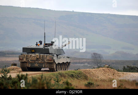 Die neueste Armee Reserven Schuss bei der Reichweiten bei Lulworth, Dorset, Großbritannien. Mitglieder der The Royal Wessex Yeomanry Bemannung Challenger II Panzer und Abschluss ihrer Armee reservieren Training, so dass sie von nun an vorderster Front aktiv Flaschenservice einsatzbereit sind. Der Teil der schnellen Eingreiftruppe zu bilden, obwohl sie sehr viel Teilzeit zivile sind Soldaten. 18. November 2013 Bild von: Geoff Moore, Dorset Mediendienst Stockfoto