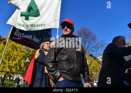 Washington, District Of Columbia, Vereinigte Staaten, USA. 19. November 2013. Ehemaliger Staatsanwalt, LARRY KLAYMAN der Freiheit Uhr und verbundene Tea-Party-Gruppen, libertären rally in Lafayette Park, über das Weiße Haus, fordern den Rücktritt von Präsident Obama, House Speaker John Boehner und Senate Majority Leader Harry Reid. Die Rallye war von Freiheit Watch, ein Auswuchs des Arbeitskreises Judicial Watch organisiert, die für die Einreichung einer Reihe von Klagen gegen Präsident Clinton in den 1990er Jahren Bekanntheit erlangt. Bildnachweis: Miguel Juarez Lugo/ZUMAPRESS.com/Alamy Live-Nachrichten Stockfoto