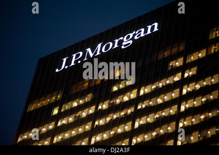 LONDON - 1 Nov.: J.P. Morgan Hauptsitz in Canary Wharf in London am 1. November 2013. Vollzeit-Mitarbeiter im Vereinigten Königreich arbeiten Stockfoto